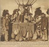 870228 Afbeelding van het vertrek van een luchtballon van de Koninklijke Vereeniging voor Luchtvaart, vanaf het terrein ...